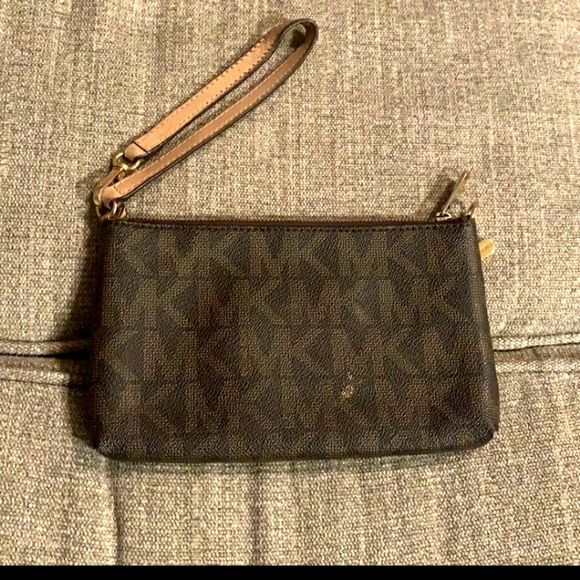 Micheal Kors Wristlet - Picture 2 of 12